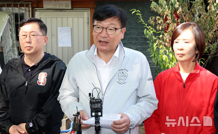 [서울=뉴시스] 고범준 기자 = 정점식 국민의힘 원내대표가 추석 명절을 하루 앞둔 23일 서울 영등포구 쪽방촌을 방문한 뒤 브리핑을 하고 있다. 2026.09.23. bjko@newsis.com