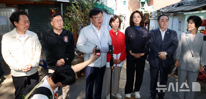 [서울=뉴시스] 고범준 기자 = 정점식 국민의힘 원내대표가 추석 명절을 하루 앞둔 23일 서울 영등포구 쪽방촌을 방문한 뒤 브리핑을 하고 있다. 2026.09.23. bjko@newsis.com