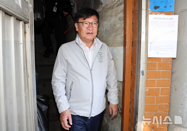 [서울=뉴시스] 고범준 기자 = 정점식 국민의힘 원내대표가 추석 명절을 하루 앞둔 23일 서울 영등포구 쪽방촌을 방문한 뒤 이동하고 있다. 2026.09.23. bjko@newsis.com
