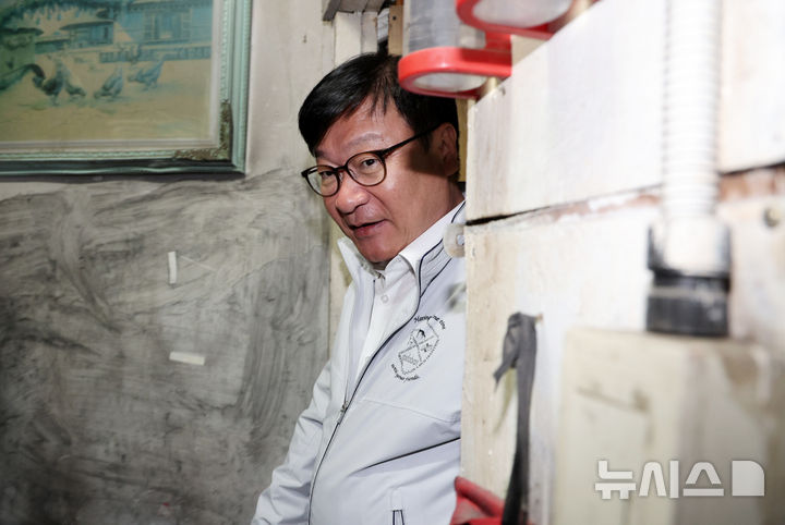 [서울=뉴시스] 고범준 기자 = 정점식 국민의힘 원내대표가 추석 명절을 하루 앞둔 23일 서울 영등포구 쪽방촌을 방문한 뒤 이동하고 있다. 2026.09.23. bjko@newsis.com