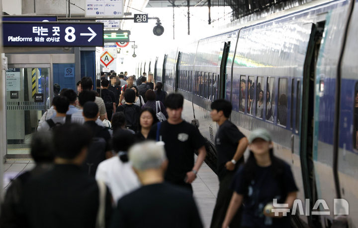 [서울=뉴시스] 고범준 기자 = 추석 명절을 하루 앞둔 23일 서울 용산역에서 귀성객 등 시민들이 열차에 탑승하고 있다. 2026.09.23. bjko@newsis.com