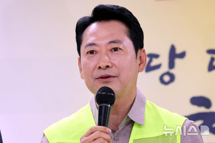 [의정부=뉴시스] 박영태 기자 = 장동혁 국민의힘 대표가 23일 경기 의정부시 청소년비전센터 십대지기에서 열린 '추석 맞이 청년레드윙 봉사활동'에서 인사말을 하고 있다. 2026.09.23. since1999@newsis.com