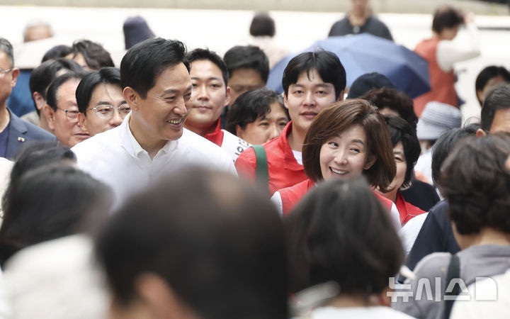 [서울=뉴시스] 김혜진 기자 = 오세훈 서울시장과 나경원 국민의힘 의원이 23일 추석을 앞두고 서울 동작구 남성사계시장을 찾아 시민들과 인사를 나누고 있다. (공동취재) 2026.09.23. photo@newsis.com