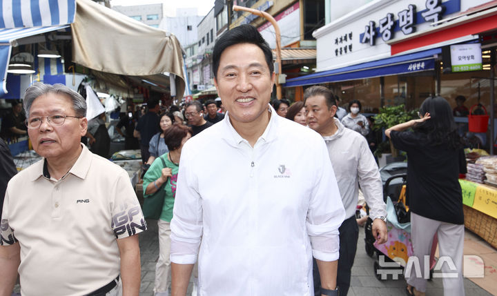 [서울=뉴시스] 김혜진 기자 = 오세훈 서울시장이 23일 추석을 앞두고 서울 동작구 남성사계시장을 찾아 성수품 물가·수급 동향을 점검하고 있다. (공동취재) 2026.09.23. photo@newsis.com