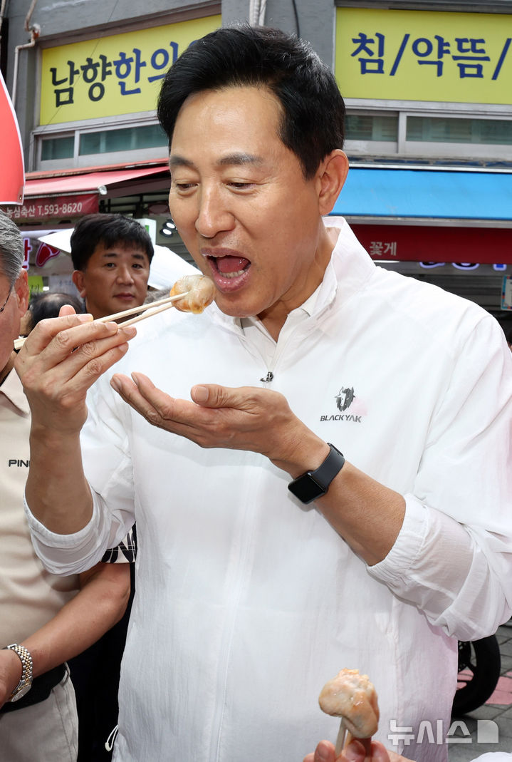 [서울=뉴시스] 김혜진 기자 = 오세훈 서울시장이 23일 추석을 앞두고 서울 동작구 남성사계시장을 찾아 만두를 시식하고 있다. (공동취재) 2026.09.23. photo@newsis.com