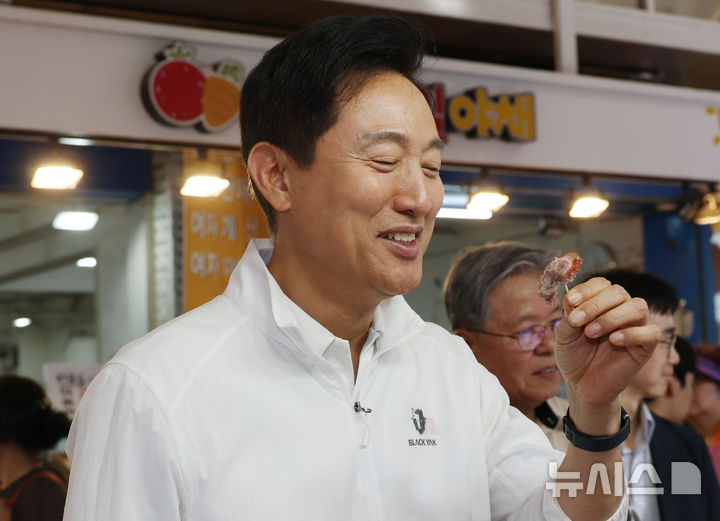 [서울=뉴시스] 김혜진 기자 = 오세훈 서울시장이 23일 추석을 앞두고 서울 동작구 남성사계시장을 찾아 족발을 시식하고 있다. (공동취재) 2026.09.23. photo@newsis.com