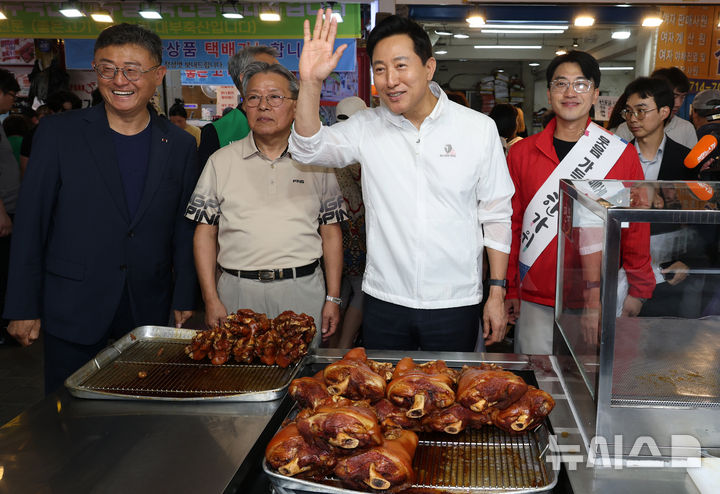 [서울=뉴시스] 김혜진 기자 = 오세훈 서울시장이 23일 추석을 앞두고 서울 동작구 남성사계시장을 찾아 시민들과 인사를 나누고 있다. (공동취재) 2026.09.23. photo@newsis.com