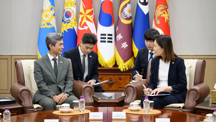 [서울=뉴시스] 강신철(왼쪽) 국방부 장관이 23일 서울 용산구 국방부에서 미셸 스틸 주한미국대사를 접견해 역내 안보 정세와 주요 동맹 현안에 대해 의견을 나누고 있다. (사진=국방부 제공) 2026.09.23. photo@newsis.com *재판매 및 DB 금지