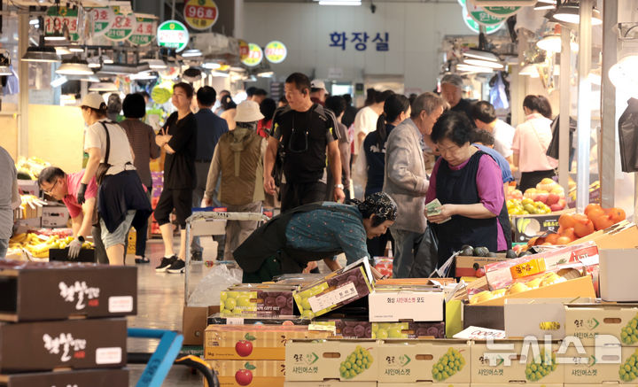 [인천=뉴시스] 전진환 기자 = 추석 연휴를 하루 앞둔 23일 인천 남동구 남촌농산물도매시장을 찾은 시민들이 선물 및 제수용 과일을 구입하고 있다 2026.09.23. amin2@newsis.com