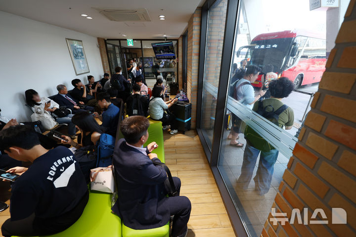 [서울=뉴시스] 전신 기자 = 추석 연휴를 하루 앞둔 23일 서울 강남구 고속버스터미널에서 귀성객들이 버스를 기다리고 있다. 2026.09.23. photo1006@newsis.com