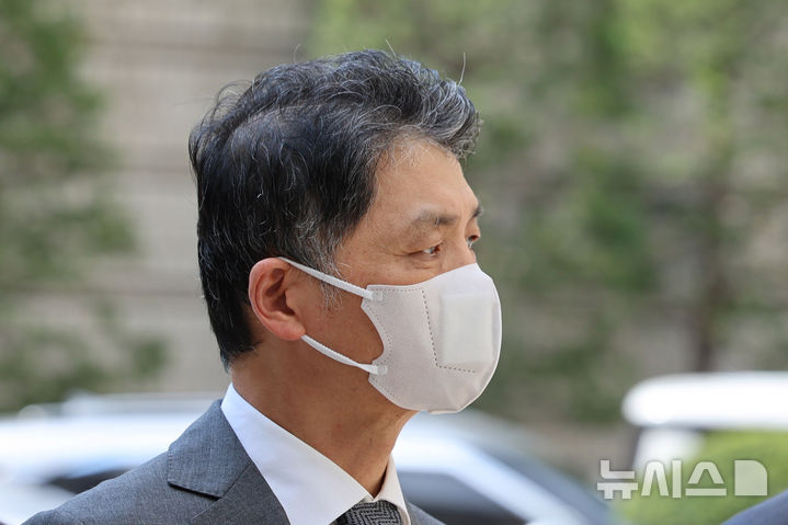 [서울=뉴시스] 권창회 기자 = SM엔터테인먼트 인수 과정에서 시세를 조종한 혐의로 기소돼 1심에서 무죄를 선고받은 카카오 창업자 김범수 미래이니셔티브센터장이 23일 서울 서초구 서울고등법원에서 열린 결심공판에 출석하고 있다. 2026.09.23. kch0523@newsis.com
