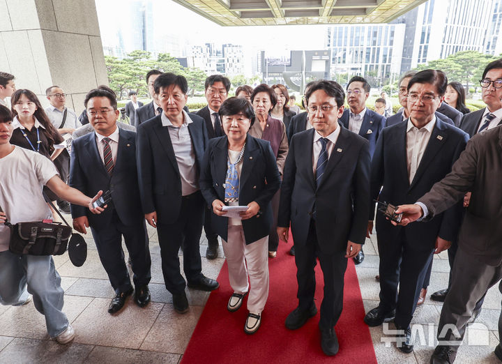 [서울=뉴시스] 김근수 기자 = 서영교 국회 법제사법위원회 위원장과 민주당 의원들이 23일 오후 서울 서초구 대법원 앞에서 헌법 파괴·사법농단 조희대 대법원장 항의 방문하고 있다. 2026.09.23. ks@newsis.com