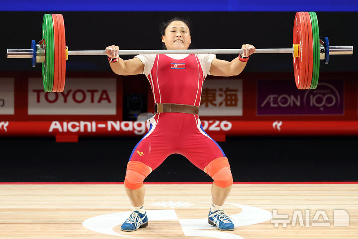 [나고야(일본)=뉴시스] 황준선 기자 = 23일(현지 시간) 일본 아이치현 나고야시 중소기업진흥회관에서 열린 2026 아이치·나고야 아시안게임 역도 여자 49kg급 결승전, 북한 리성금이 인상 94kg 바벨을 들어 올리고 있다. 2026.09.23. hwang@newsis.com