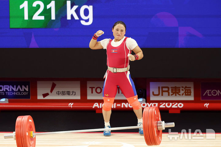 [나고야(일본)=뉴시스] 황준선 기자 = 23일(현지 시간) 일본 아이치현 나고야시 중소기업진흥회관에서 열린 2026 아이치·나고야 아시안게임 역도 여자 49kg급 결승전, 북한 리성금이 용상 121kg을 성공 시키며 금메달을 확정한 뒤 기뻐하고 있다. 2026.09.23. hwang@newsis.com