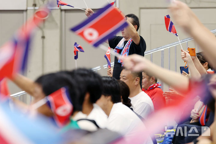 [나고야(일본)=뉴시스] 황준선 기자 = 23일(현지 시간) 일본 아이치현 나고야시 중소기업진흥회관에서 열린 2026 아이치·나고야 아시안게임 역도 여자 49kg급 결승전에서 북한 응원단이 리성금을 응원하고 있다. 2026.09.23. hwang@newsis.com