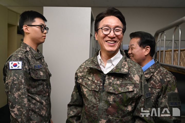 [서울=뉴시스] 국회사진기자단 = 김민석 더불어민주당 대표가 23일 오후 경기 김포시 공군3미사일방어여단 예하부대를 방문해 전입신병을 격려하고 있다. 2026.09.23. photo@newsis.com