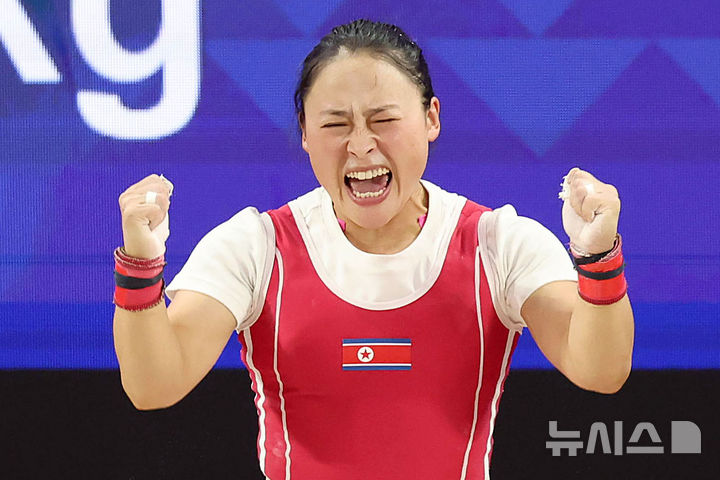 [나고야(일본)=뉴시스] 황준선 기자 = 23일(현지 시간) 일본 아이치현 나고야시 중소기업진흥회관에서 열린 2026 아이치·나고야 아시안게임 역도 여자 49kg급 결승전에서 금메달을 획득한 북한 리성금이 기뻐하고 있다. 2026.09.23. hwang@newsis.com