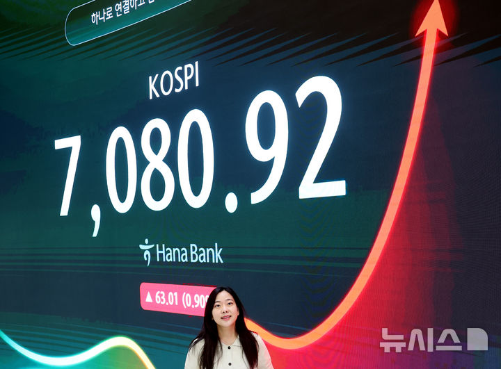 [서울=뉴시스] 박영태 기자 = 코스피가 63.01포인트(0.90%) 오른 7080.92에 장을 마감한 23일 오후 서울 중구 하나은행 본점에서 딜러들이 업무를 보고 있다. 코스닥은 10.10포인트(1.21%) 오른 844.48에 장을 마감했다. 2026.09.22. since1999@newsis.com