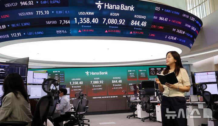 [서울=뉴시스] 박영태 기자 = 코스피가 63.01포인트(0.90%) 오른 7080.92에 장을 마감한 23일 오후 서울 중구 하나은행 본점에서 딜러들이 업무를 보고 있다. 코스닥은 10.10포인트(1.21%) 오른 844.48에 장을 마감했다. 2026.09.22. since1999@newsis.com