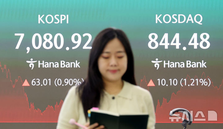 하나은행 본점에서 딜러들이 업무를 보고 있다. (사진=뉴시스DB) since1999@newsis.com