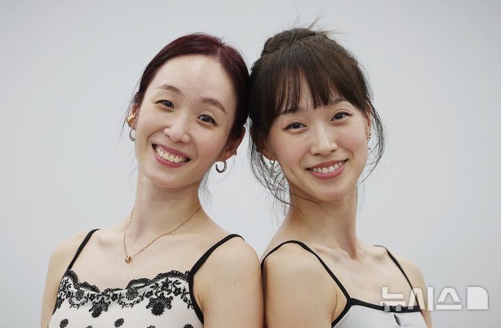 [서울=뉴시스] 김명년 기자 = 유니버설발레단 무용수 전여진(오른쪽)과 김채리가 지난 23일 서울 강서구 연습실에서 인터뷰에 앞서 포즈를 취하고 있다. 두 무용수는 유니버설발레단의 '잠자는 숲속의 미녀'에서 각각 오로라 공주와 라일락 요정을 맡는다. 2026.09.25. kmn@newsis.com