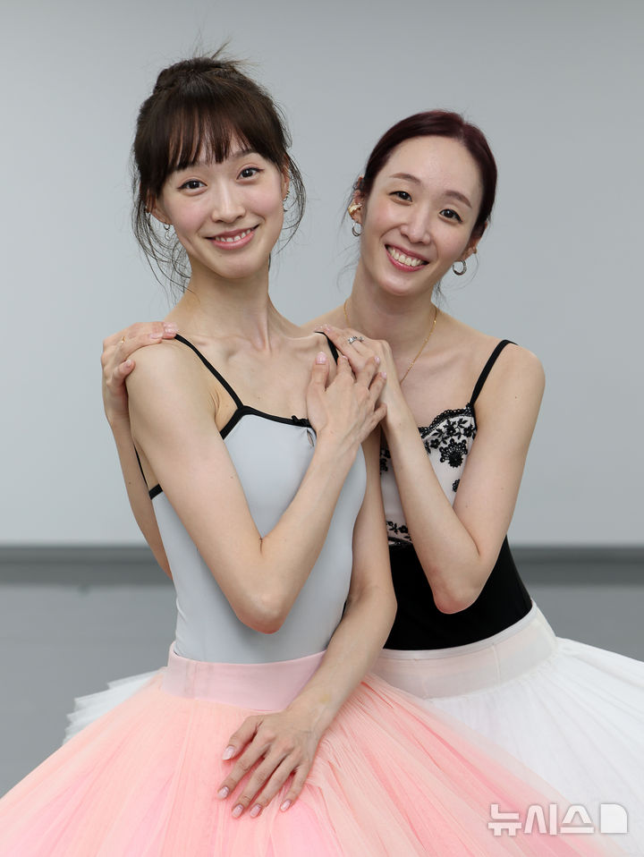 [서울=뉴시스] 김명년 기자 = 유니버설발레단 무용수 전여진(왼쪽)과 김채리가 지난 23일 서울 강서구 연습실에서 인터뷰에 앞서 포즈를 취하고 있다. 두 무용수는 유니버설발레단의 '잠자는 숲속의 미녀'에서 각각 오로라 공주와 라일락 요정을 맡는다. 2026.09.25. kmn@newsis.com