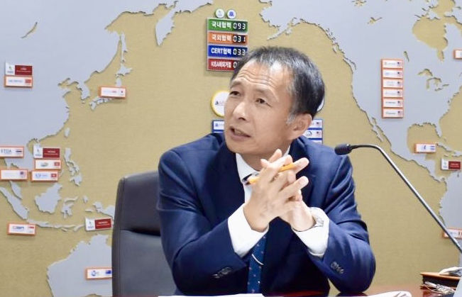 [서울=뉴시스] 조성봉 기자 = 송기호 국가안보실 3차장이 23일 한국인터넷진흥원에 마련된 민·관·군 합동 사이버상황실을 찾아 추석 연휴기간 사이버위협 모니터링 및 비상대응 체계를 점검하고 있다. (사진=청와대 제공)2026.09.23. photo@newsis.com *재판매 및 DB 금지