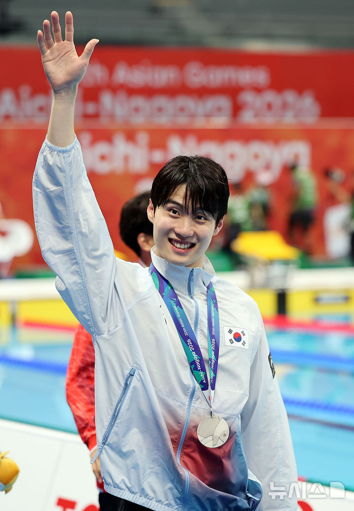 [도쿄(일본)=뉴시스] 김금보 기자 = 23일(현지 시간) 오후 일본 도쿄도 고토구 도쿄아쿠아틱스센터에서 열린 2026 아이치·나고야 아시안게임 경영 남자 자유형 200m 시상식에서 은메달을 획득한 한국 황선우가 인사하고 있다. 2026.06.23. kgb@newsis.com