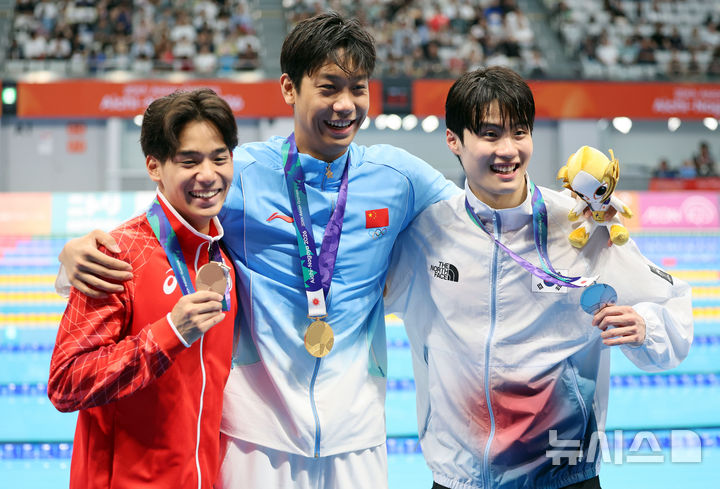 [도쿄(일본)=뉴시스] 김금보 기자 = 23일(현지 시간) 오후 일본 도쿄도 고토구 도쿄아쿠아틱스센터에서 열린 2026 아이치·나고야 아시안게임 경영 남자 자유형 200m 시상식에서 은메달을 획득한 한국 황선우가 기념촬영을 하고 있다. 2026.06.23. kgb@newsis.com