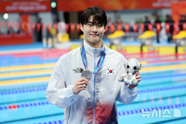 [도쿄(일본)=뉴시스] 김금보 기자 = 23일(현지 시간) 오후 일본 도쿄도 고토구 도쿄아쿠아틱스센터에서 열린 2026 아이치·나고야 아시안게임 경영 남자 자유형 200m 시상식에서 은메달을 획득한 한국 황선우가 기념촬영을 하고 있다. 2026.06.23. kgb@newsis.com