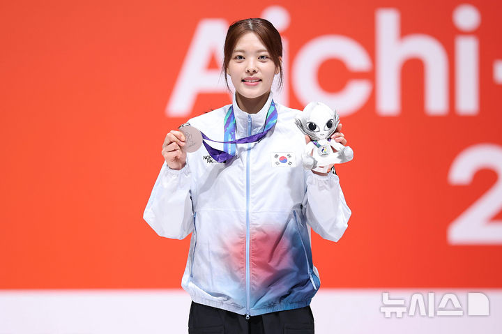 [도코나메(일본)=뉴시스] 황준선 기자 = 23일(현지시간) 일본 아이치현 도코나메시 아이치 스카이 엑스포에서 열린 2026 아이치·나고야 아시안게임 펜싱 여자 플뢰레 개인전 시상식에서 은메달을 획득한 한국 박지희가 포즈를 취하고 있다. 2026.09.23. hwang@newsis.com