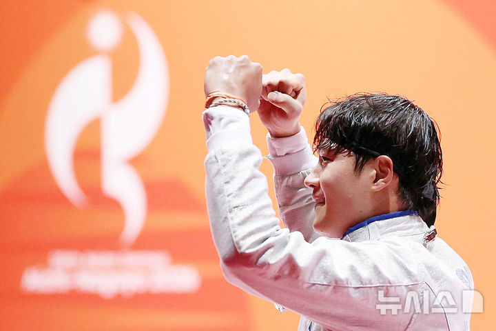 [도코나메(일본)=뉴시스] 황준선 기자 = 23일(현지시간) 일본 아이치현 도코나메시 아이치 스카이 엑스포에서 열린 2026 아이치·나고야 아시안게임 펜싱 사브르 개인 결승전에서 금메달을 획득한 한국 오상욱이 기뻐하고 있다. 2026.09.23. hwang@newsis.com