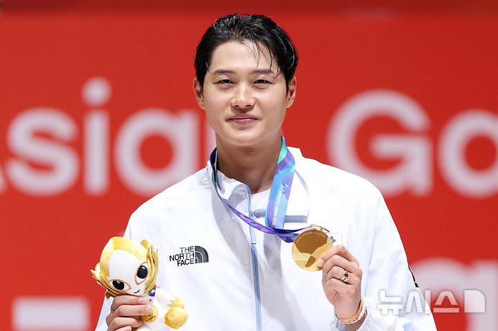 [도코나메(일본)=뉴시스] 황준선 기자 = 23일(현지시간) 일본 아이치현 도코나메시 아이치 스카이 엑스포에서 열린 2026 아이치·나고야 아시안게임 펜싱 사브르 개인전 시상식에서 금메달을 획득한 한국 오상욱이 포즈를 취하고 있다. 2026.09.23. hwang@newsis.com