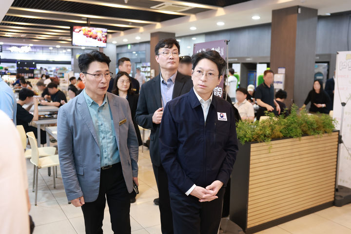 [서울=뉴시스] 홍지선 국토교통부 장관이 23일 경기도 성남시 한국도로공사 교통관제센터를 방문해 추석 특별교통대책을 점검하고 있다.(사진=국토교통부 제공) 2026.09.23. photo@newsis.com *재판매 및 DB 금지