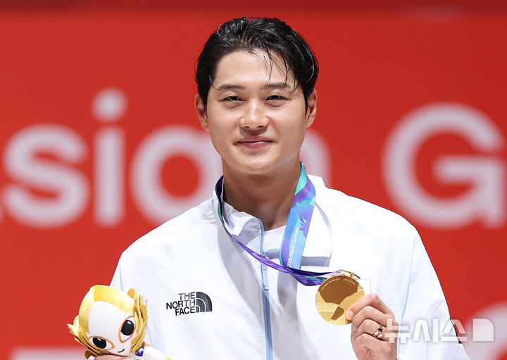[도코나메(일본)=뉴시스] 황준선 기자 = 23일(현지시간) 일본 아이치현 도코나메시 아이치 스카이 엑스포에서 열린 2026 아이치·나고야 아시안게임 펜싱 사브르 개인전 시상식에서 금메달을 획득한 한국 오상욱이 기뻐하고 있다. 2026.09.23. hwang@newsis.com