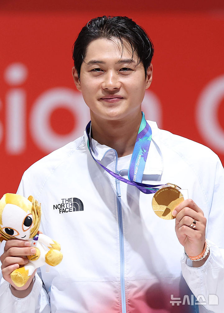 [도코나메(일본)=뉴시스] 황준선 기자 = 23일(현지시간) 일본 아이치현 도코나메시 아이치 스카이 엑스포에서 열린 2026 아이치·나고야 아시안게임 펜싱 사브르 개인전 시상식에서 금메달을 획득한 한국 오상욱이 기뻐하고 있다. 2026.09.23. hwang@newsis.com