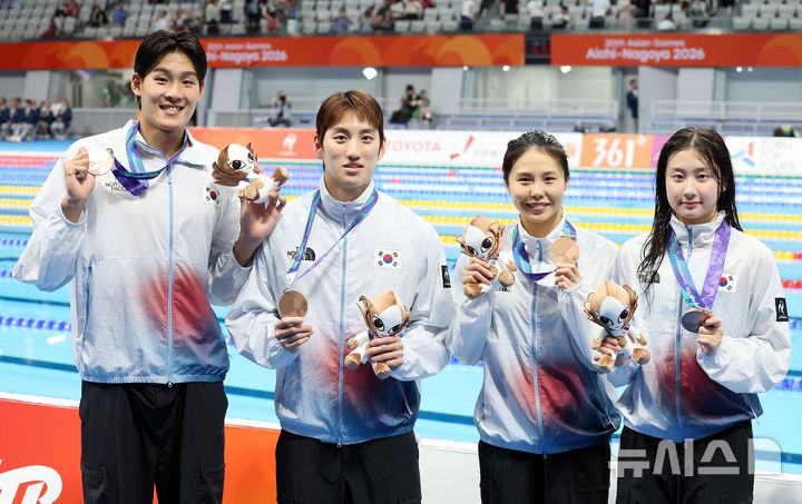 [도쿄(일본)=뉴시스] 김금보 기자 = 23일(현지 시간) 오후 일본 도쿄도 고토구 도쿄아쿠아틱스센터에서 열린 2026 아이치·나고야 아시안게임 경영 혼성 혼계영 400m 시상식에서 동메달을 획득한 김승원, 최동열, 안세현, 김영범이 포즈를 취하고 있다. 2026.06.23. kgb@newsis.com