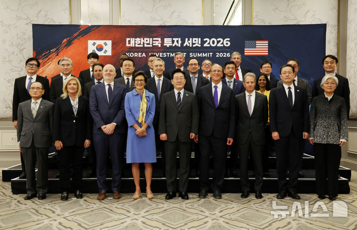 [뉴욕=뉴시스] 김진아 기자 = 이재명 대통령이 23일(현지 시간) 미국 뉴욕의 한 호텔에서 열린 ‘대한민국 투자서밋 2026’ 에 앞서 참석자들과 기념 촬영을 하고 있다. 2026.09.23. bluesoda@newsis.com