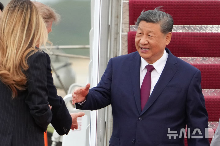 [앤드루스 합동기지=AP/뉴시스] 시진핑 중국 국가주석과 펑리위안 여사가 23일(현지 시간) 미 메릴랜드주 앤드루스 합동기지에 도착해 마중 나온 도널드 트럼프 미국 대통령, 멜라니아 여사와 악수하고 있다. 2026.09.24.