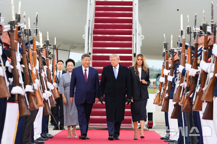 [앤드루스합동기지=AP/뉴시스]23일(현지 시간) 미 메릴랜드주 앤드루스 합동기지에 도착한 시진핑 중국 국가주석과 펑리위안 여사가 환영행사를 위해 마중 나온 도널드 트럼프 미국 대통령, 멜라니아 트럼프 여사와 레드카펫을 걸어가고 있다. 2026.09.24.