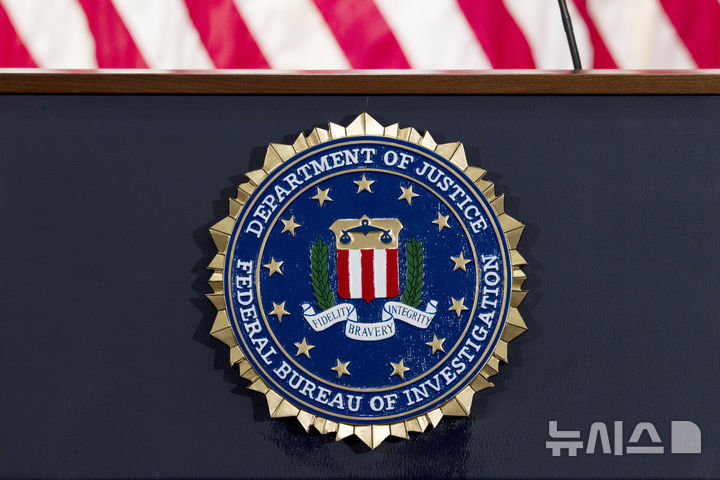 [워싱턴=AP/뉴시스] 2018년 6월14일(현지시간) 미국 워싱턴 FBI(연방수사국) 본부에서 열린 기자회견을 앞두고 연단에 FBI 문장이 놓여 있다. 2018.06.14.