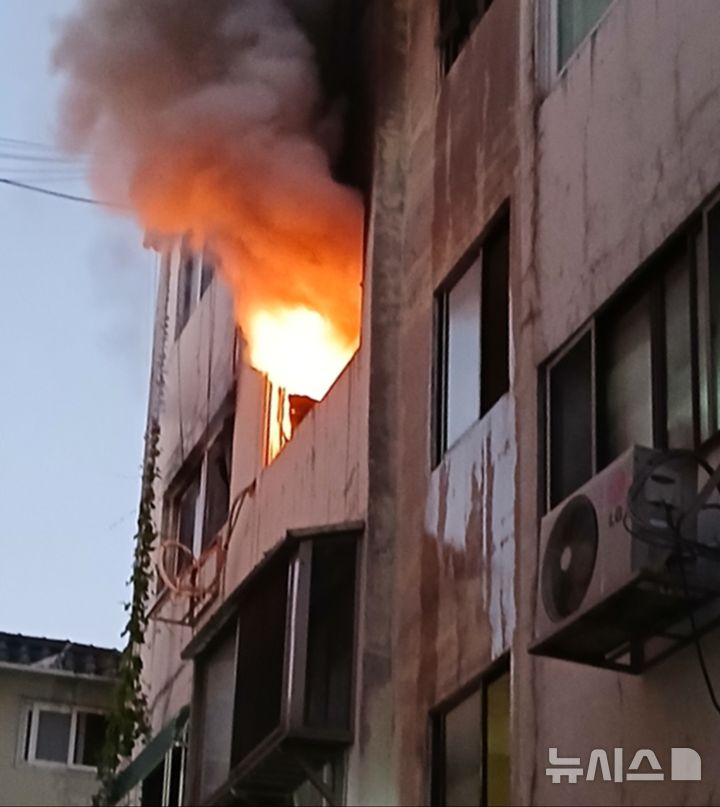 [인천=뉴시스] 24일 오전 5시48분께 인천 서해구 가좌동의 4층짜리 빌라 3층에서 화재가 발생했다. (사진=인천소방본부 제공) 2026.09.24. photo@newsis.com