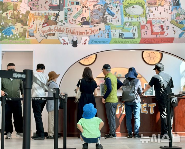 [제주=뉴시스] 김수환 기자 = 추석 연휴 첫날인 24일 오전 제주시 구좌읍 제주동화마을 동화아트센터에서 '스튜디오 지브리전(展) 인(in) 제주'를 관람하기 전 꼬마 관람객이 전시장 지도를 주의 깊게 바라보고 있다. 2026.09.24. notedsh@newsis.com