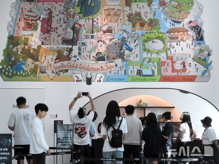[제주=뉴시스] 김수환 기자 = 추석 연휴 첫날인 24일 오전 제주시 구좌읍 제주동화마을 동화아트센터에서 '스튜디오 지브리전(展) 인(in) 제주'를 관람하려는 방문객들이 매표소 앞에 줄지어 서있다. 2026.09.24. notedsh@newsis.com