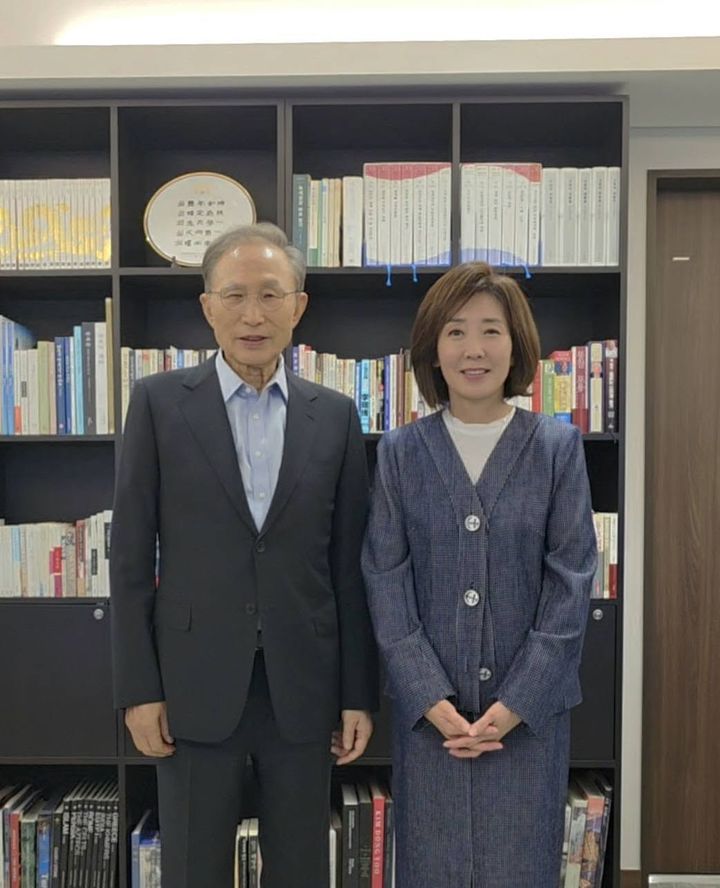 [서울=뉴시스] 추석 명절을 맞아 이명박 전 대통령(왼쪽)을 예방한 나경원 국민의힘 의원.(사진출처: 나경원 의원 페이스북 캡처)2026.09.24.