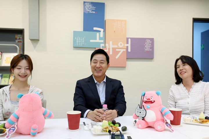 [서울=뉴시스] 오세훈 시장이 추석 연휴 첫날인 24일(목) 오전 서대문구에 위치한 한부모 가족 복지시설 애란원을 방문해 입소자들에게 명절인사를 했다. (사진=서울시 제공) 2026.09.24. photo@newsis.com *재판매 및 DB 금지
