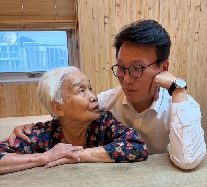 [서울=뉴시스]김민석 더불어민주당 대표가 24일 자신의 어머니와 함께 찍은 사진을 공개했다. <김민석 대표 페이스북 캡처> photo@newsis.com. 2026.09.24. *재판매 및 DB 금지