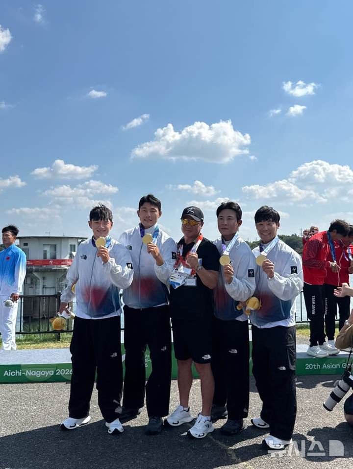 [서울=뉴시스] 한국 카누 대표팀, 2026 아이치·나고야 아시안게임 카약 카누 스프린트 남자 카약 4인승 500m에서 금메달 획득. (사진=대한카누연맹 제공)