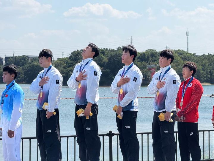 [서울=뉴시스] 한국 카누 대표팀, 2026 아이치·나고야 아시안게임 카약 카누 스프린트 남자 카약 4인승 500m에서 금메달 획득. (사진=대한카누연맹 제공) 