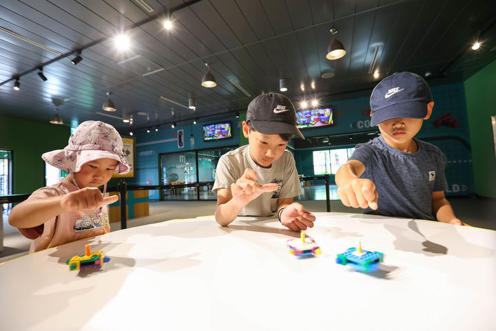 강원 춘천시 레고랜드의 ‘크리에이티브 워크샵’에서 어린이들이 레고 브릭으로 만든 팽이를 돌리고 있다. (사진=레고랜드) *재판매 및 DB 금지